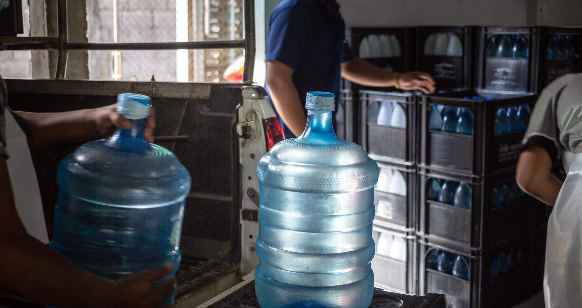 How To Use Stackable Water Jugs For Storage: Expert Tips